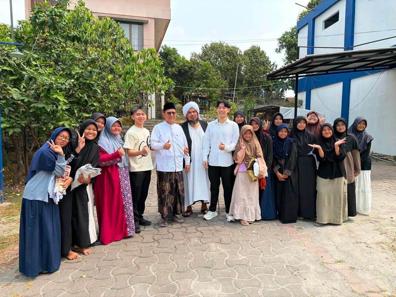 Kejutkan Santri, Willy Salim dan Ustaz Derry Sulaiman Hadiri Mujahadah di Pesantren Cendekia Amanah Depok