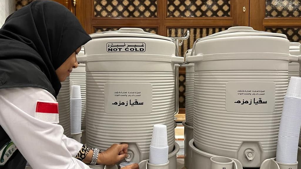 Simak 3 Opsi Bacaan Minum Air Zamzam Berikut