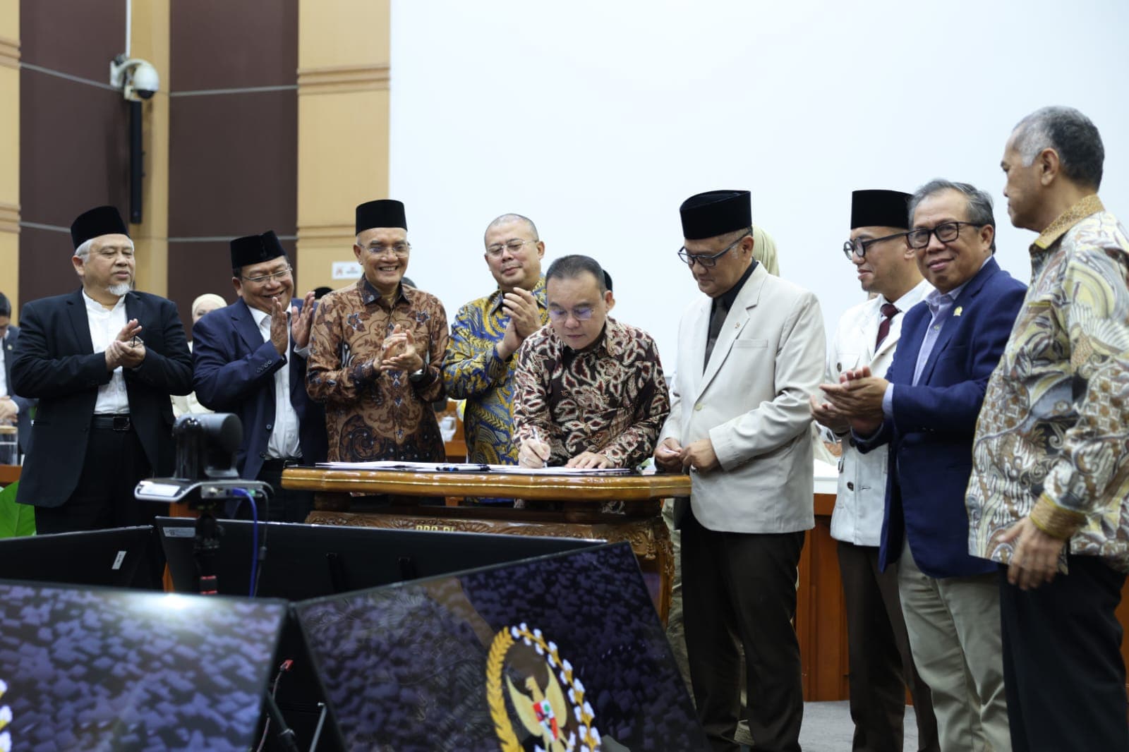 Komisi VIII Tetapkan BPIH 2027, Biaya Pelunasan Jamaah Haji Turun