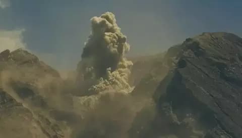 Tiga Gunung Api Aktif di Indonesia Mengalami Erupsi Beruntun pada Selasa Malam