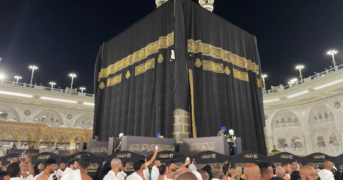 Disentuh Jutaan Jamaah Setiap Tahun, Alasan Logis di Balik Rutinitas Penggantian Kiswah Ka'bah