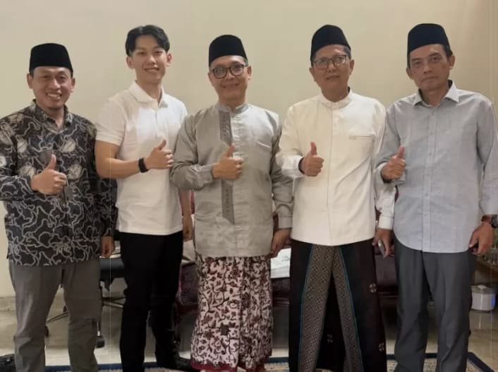 Silaturahmi Berlanjut, Willie Salim Dihadiahi Buku Khusus Saat Sowan ke Kiai Cholil Nafis